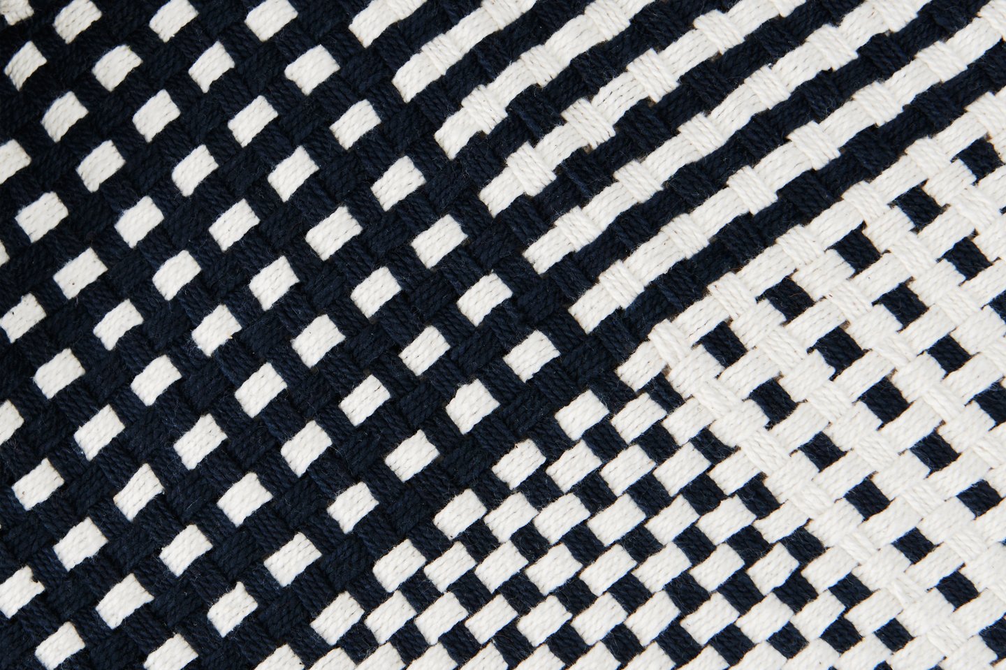STRIPES & DOTS – THROW-2